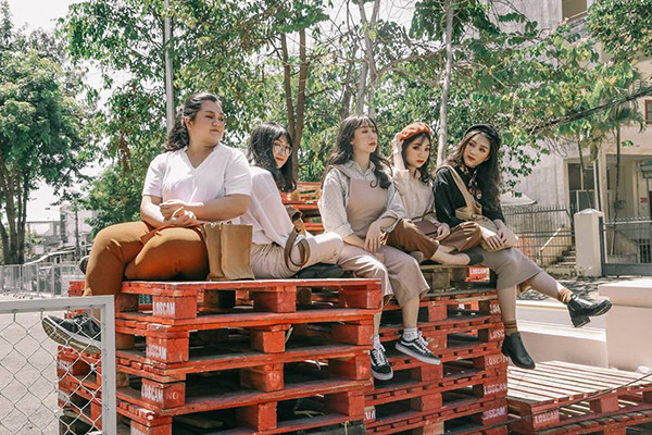 Mình rất vui vì nhiều bạn khen bộ ảnh đẹp, thích thú với nước ảnh trong trẻo và style ngọt ngào như Hàn Quốc này. Mình đã mất 1 tuần để chỉnh bộ hình, chỉ đơn giản là cảm nhận nó ngọt ngào, đáng yêu như thời học trò của mình chứ cũng không có quy luật chỉnh nhất định'.