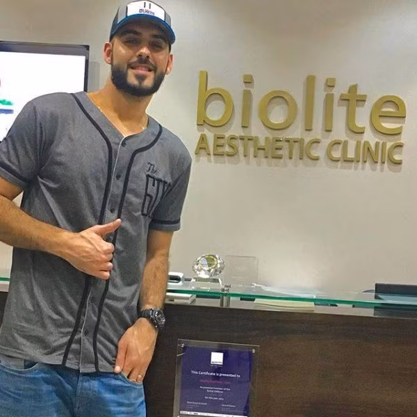 Tuy nhiên, mới đây Omar Borkan Al Gala đã trở lại với phong cách thời trang thay đổi khá nhiều. Anh chàng đã tháo bỏ chiếc khăn trên đầu và thay vào đó là chiếc mũ lưỡi trai cá tính. Vẻ mạnh mẽ của Omar Borkan Al Gala lại một lần nữa khiến các cô gái xốn xang.