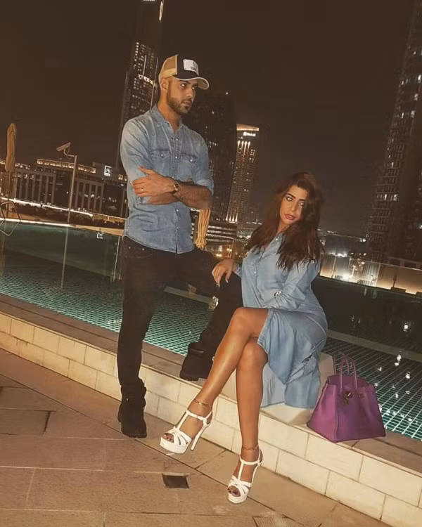 Không chỉ có chuyển phong cách thời trang mà dung mạo của "trai đẹp bị trục xuất" cũng có chút thay đổi. Các nét mặt góc cạnh đã không còn rõ và thay vào đó là khuôn mặt khá tròn và đầy đặn.