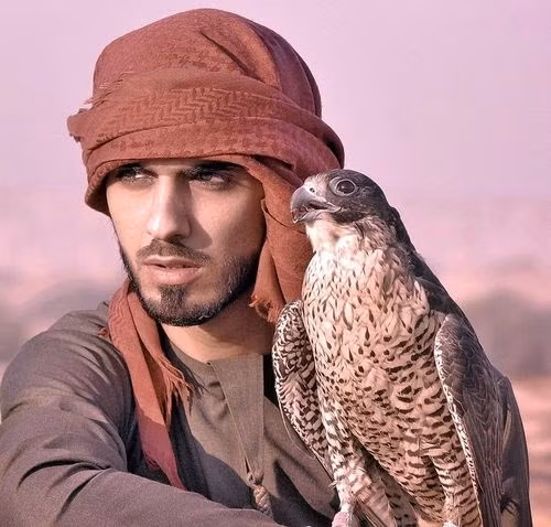 Cách đây 4 năm, Omar Borkan Al Gala hay còn được biết tới biệt danh là hot boy bị trục xuất bởi quá đẹp trai đã trở thành hiện tượng trên mạng xã hội và khiến vô vàn cô gái phải mê mệt với nhan sắc của anh chàng người Ả Rập này.