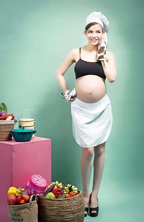 Hường Natasha tên thật là Nguyễn Hường hiện đang sinh sống và làm việc tại Hà Nội. Bộ ảnh siêu nhắng nhít nói trên là những bức hình kỷ niệm ghi lại những ngày thai kì của cô nàng này.