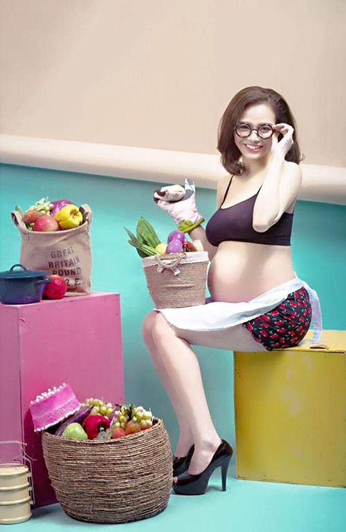 Trước đây, nhiều người luôn nghĩ rằng mang bụng bầu sẽ xấu xí và xồ xề nhưng khi xem bộ ảnh này thì họ sẽ phải suy nghĩ lại bởi trong bộ ảnh, cô nàng Hường Natasha khoe cơ thể săn chắc và vô cùng tươi tắn.