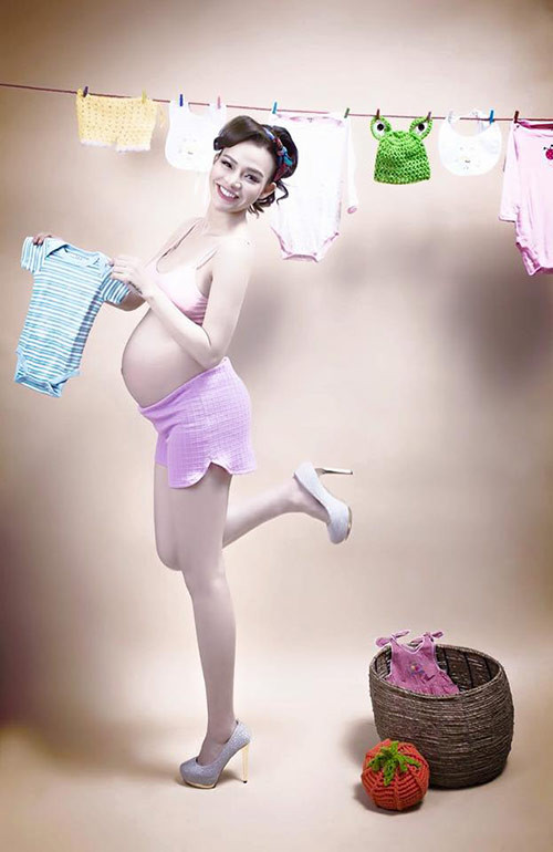 Mới đây, cư dân mạng đang tỏ ra rất thích thú với bộ ảnh siêu nhắng nhít của bà bầu xì tin có tên là Hường Natasha.