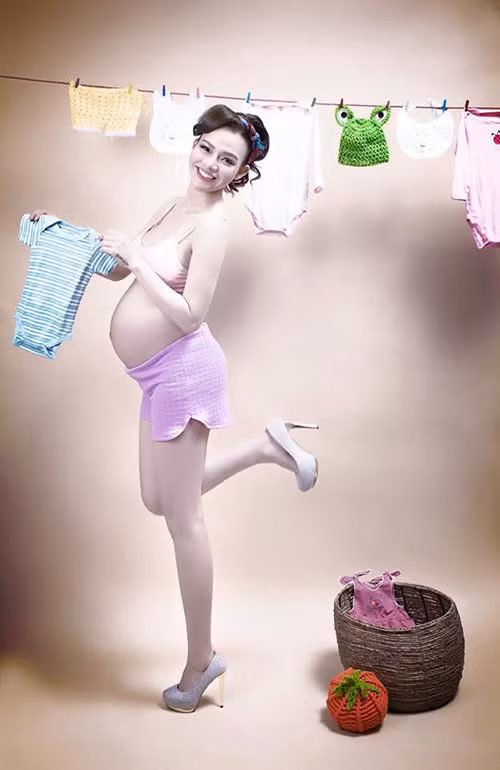 Mới đây, cư dân mạng đang tỏ ra rất thích thú với bộ ảnh siêu nhắng nhít của bà bầu xì tin có tên là Hường Natasha.