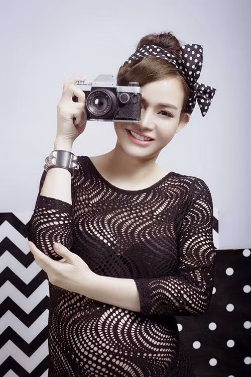 Dù đang mang bụng bầu ở tháng thứ 9 và sắp sinh nhưng trông bà mẹ Hường Natasha vẫn vô cùng nhẹ nhàng, thoải mái khác hẳn với những bà bầu khác.