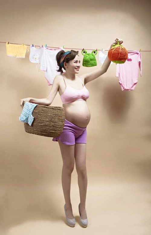 Cũng vẫn là phong cách khoe bụng bầu nhưng những hình ảnh trong bộ ảnh của nàng bầu xinh đẹp Hường Natasha mang lại cho người xem cảm giác vô cùng thú vị vì cô nàng này đã thể hiện vô cùng năng động và tươi khỏe.