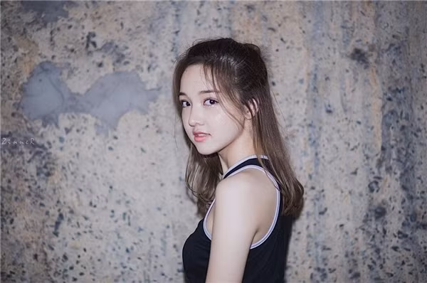 Không chỉ có thế, Jida còn cao 1m71, cô nàng Thái Lan sinh năm 1999 này có thân hình vô cùng thon gọn và nụ cười rạng rỡ như hút hồn người đối diện.