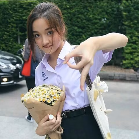 Trang Instagram cá nhân của Jida hiện có hơn 260.000 người theo dõi, mỗi hình ảnh cô chia sẻ đều nhận được hàng ngàn lượt thích cũng như bình luận khen ngợi từ người hâm mộ.