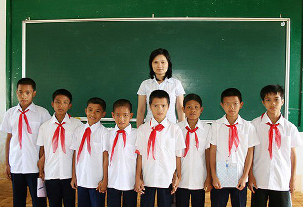 Nhìn vào bức ảnh này, có ai nhận ra "chim cắt" Văn Toàn (giữa) và Công Phượng (ngoài cùng bên phải). Đôi bạn này không chỉ sát cánh trên sân bóng mà còn học chung 1 lớp.