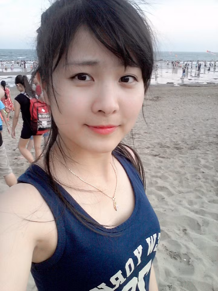 Sau khi bỗng chốc nổi tiếng, trang cá nhân của Nhật Lệ được nhiều người theo dõi hơn và cô được nhận danh hiệu "hot girl U19".