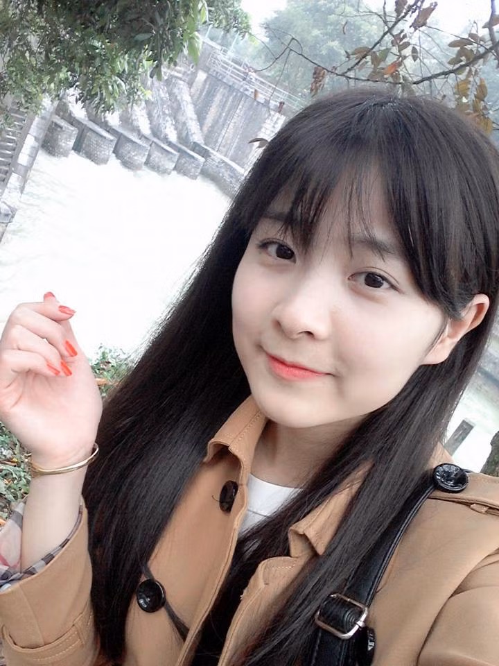 Xinh đẹp, mê bóng đá, Nhật Lệ bỗng dưng góp mặt vào danh sách "những cô gái bất ngờ nổi tiếng chỉ sau một đêm". Tuy vậy, khác với những người khác, cô gái Thanh Hóa không chớp cơ hội này để kiếm tiền từ những hợp đồng làm mẫu ảnh, quảng cáo.