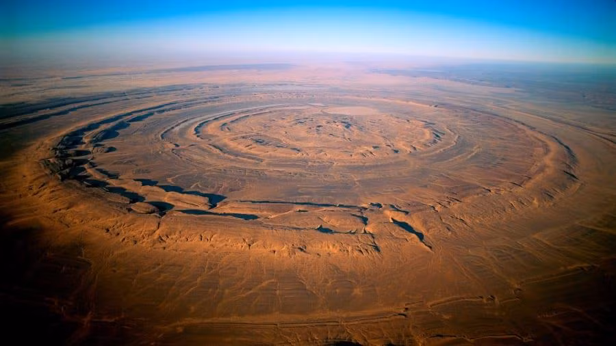 8. Con mắt của Sahara, Mauritania, châu Phi: Còn có tên gọi là Richat Structure, Con mắt của Sahara không giống bất kỳ phần nào khác của sa mạc này nếu nhìn từ ngoài không gian. Rất nhiều giả thuyết được đưa ra cho khu vực địa chất kỳ lạ rộng 40 km này, đó có thể là hiện tượng xói mòn, hoặc cũng có thể là tàn tích của vụ va chạm thiên thạch với trái đất hàng trăm triệu năm trước.