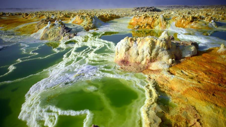 7. Dallol, Ethiopia: Dallol nằm gần biên giới Ethiopia và Eritrea, là một trong những vùng đất khắc nghiệt nhất hành tinh. Dallol có nhiệt độ trung bình 42 độ C, cùng phong cảnh khô cằn và nghi ngút khói như trên sao Hỏa. Ngoài độ nóng đến mức vô lý, nơi đây còn nổi tiếng với nhiều đầm nước thủy nhiệt màu xanh lá cây, bao quanh là những tảng đá đỏ và vàng tạo nên cảnh quan siêu thực.