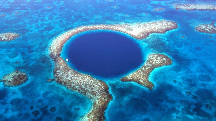 4. Great Blue Hole, Belize (Trung Mỹ): Với chiều rộng 300 m và sâu khoảng 125 m, Great Blue Hole là hố chìm lớn nhất thế giới. Đây là kết quả từ hàng nghìn năm trước khi nước biển dâng lên làm ngập các hang động dưới lòng đất. Mãi tới thời gian gần đây, bằng công nghệ hiện đại, các nhà khoa học mới khám phá được hệ động thực vật huyền bí phía dưới đáy hố.