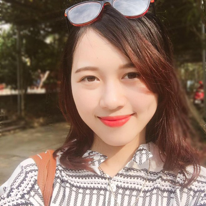 Cô giáo Hương Thu tốt nghiệp Đại học Sư phạm Hà Nội 2. Khi còn ngồi trên ghế nhà trường, 12 năm liền cô đều là học sinh giỏi toàn diện, đạt giải Ba học sinh giỏi cấp tỉnh môn tiếng Anh năm lớp 12.