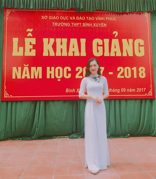 Cuộc sống của sự nổi tiếng của nữ giáo viên tiếng Anh này bắt đầu khi học sinh của cô đăng ảnh cô lên facebook. Còn nhớ đó là mùa khai giảng năm 2017, dân mạng từng xôn xao vì một bức hình chụp cô giáo được đăng tải. Đó cũng là lần đầu tiên Hương Thu tham dự buổi lễ với tư cách giáo viên.