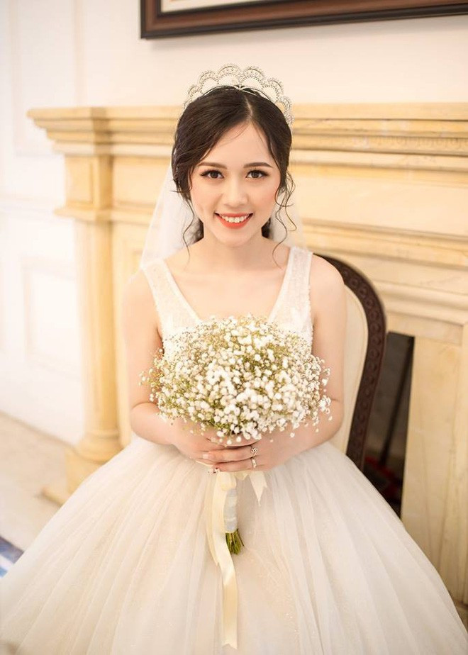 Ấn tượng ban đầu của Hương Thu trong mắt nhiều người đó là vẻ đẹp trong trẻo, nhẹ nhàng, dịu dàng. Thậm chí, chính học sinh của giáo viên tiếng Anh này đã không khỏi trầm trồ, khen ngợi: "Cô giáo tiếng Anh của tớ, ở ngoài đẹp và dễ thương hơn trên hình gấp 100 lần".