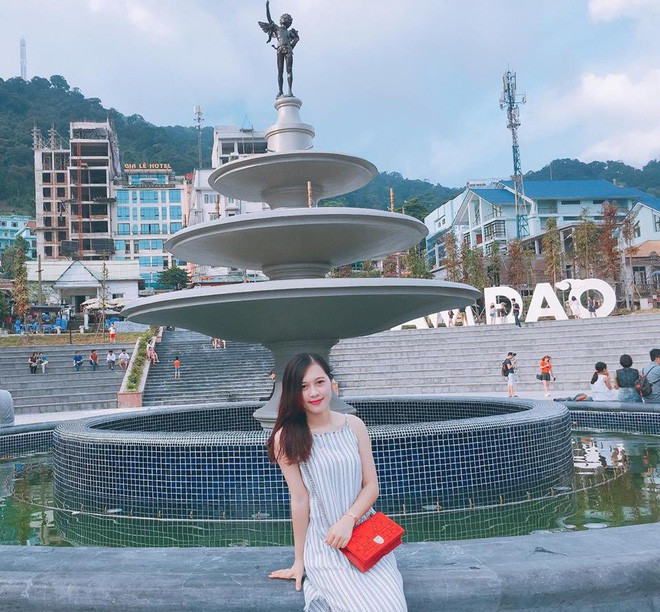 Lên đại học, suốt 4 năm Hương Thu đều đặn nhận học bổng, tốt nghiệp loại Giỏi và đạt giải Vàng phần thi hiểu biết Sư phạm tại Hội thi giao lưu các trường đại học, cao đẳng cụm Trung Bắc.