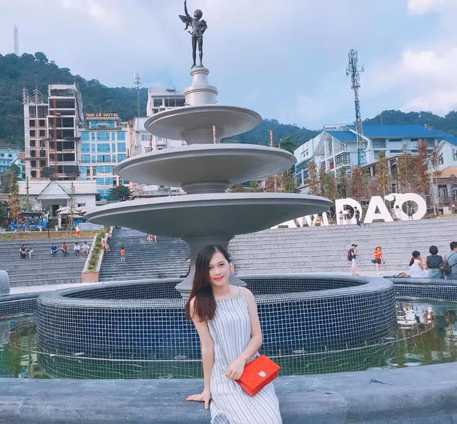 Lên đại học, suốt 4 năm Hương Thu đều đặn nhận học bổng, tốt nghiệp loại Giỏi và đạt giải Vàng phần thi hiểu biết Sư phạm tại Hội thi giao lưu các trường đại học, cao đẳng cụm Trung Bắc.