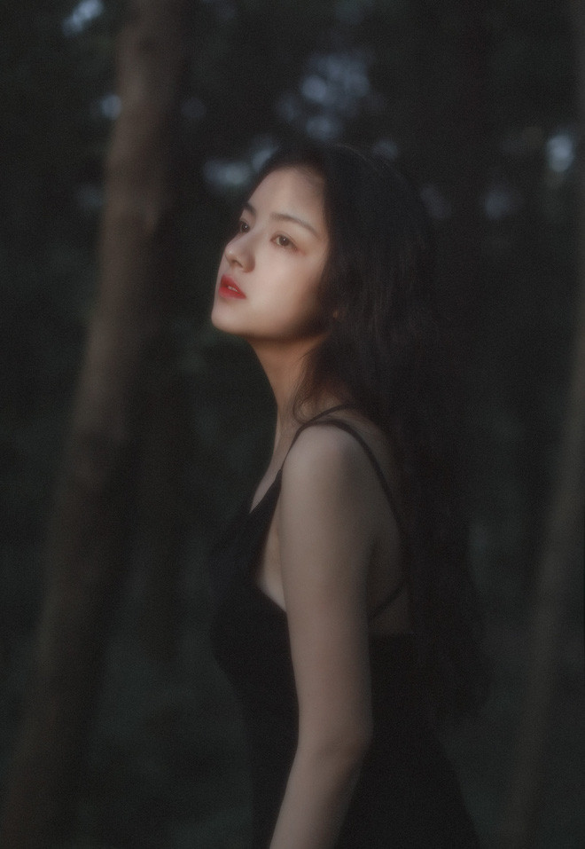 Từ Dĩnh có một nhan sắc vô cùng xinh đẹp, xinh đẹp tới độ nhiều người đã đặt luôn cho cô danh xưng "tiên nữ" hay "nàng tiên bước ra từ truyện cổ tích". Cô bạn này có khuôn mặt thanh tú tới từng nét, làn da trắng mịn, sống mũi cao, đôi mắt to, đen láy, long lanh và chiều cao 1m62. Ngay cả mái tóc xoăn dài của Từ Dĩnh cũng trở thành một điểm khiến cô bạn được ví như công chúa hay nàng thơ tóc mây.