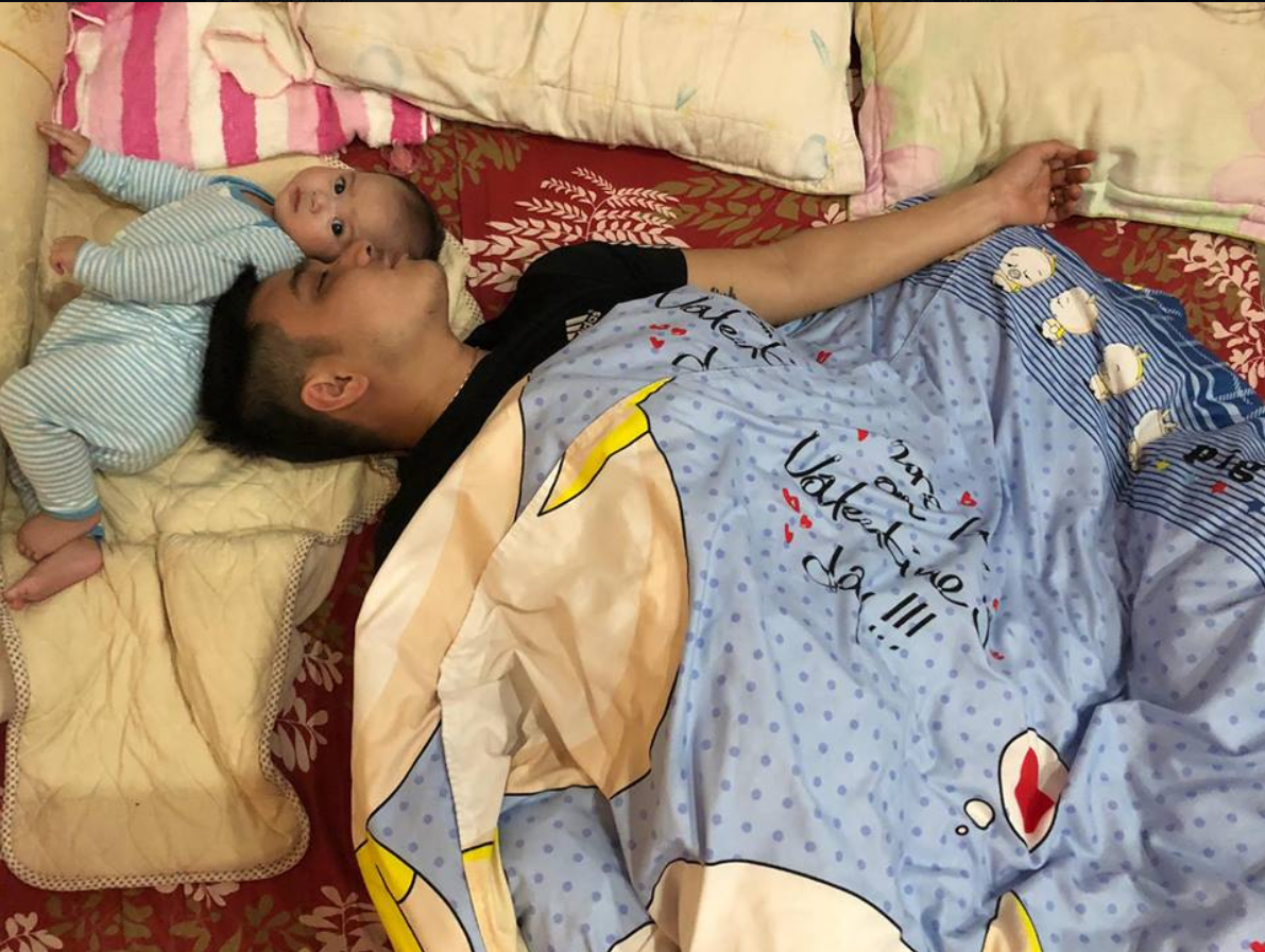 Hình ảnh con và chồng Chi cùng ngủ được cô chụp lại và đăng tải trên trang cá nhân của mình.