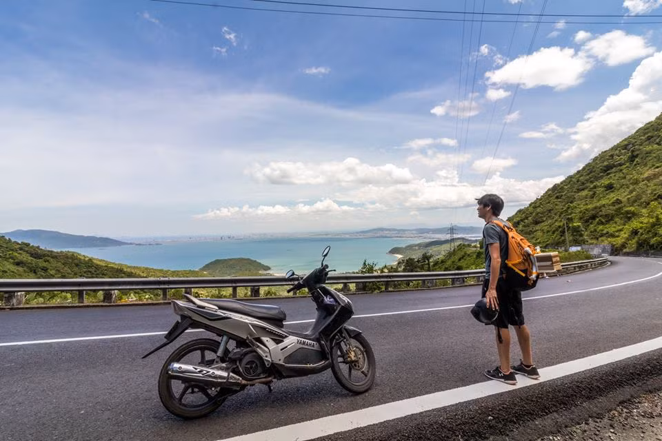 Như bao du khách lần đầu tiên đặt chân đến Hội An, anh chàng người Thái ngay lập tức bị vẻ dịu dàng mà bí ẩn của nơi này “hút hồn”. Anh không ngừng so sánh nơi này với Nhật Bản và tận hưởng không khí thanh bình khi về đêm của phố cổ.