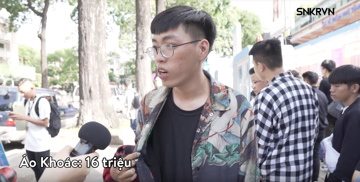 Khi những con số "ngàn đô", "trăm triệu" được công khai trong clip khoe đồ, nhiều cư dân mạng đã tỏ ra “choáng váng” với số tiền mà bạn trẻ đã chi cho những bộ đồ hiệu họ mặc tới dự sự kiện này. Những con số lên đến hàng trăm triệu.