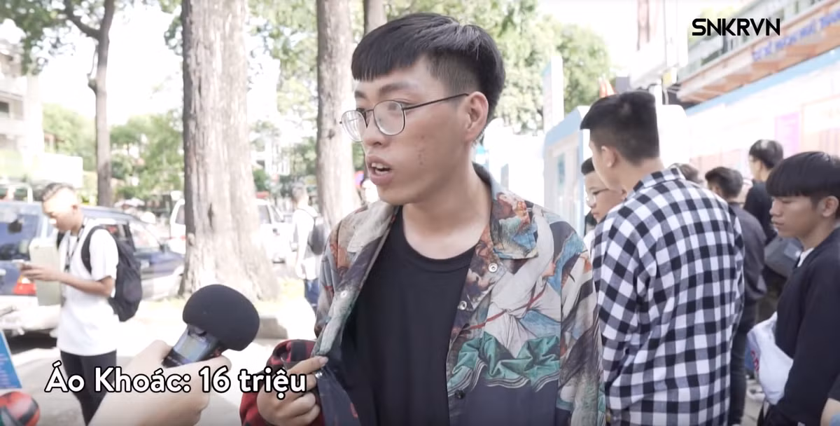 Khi những con số "ngàn đô", "trăm triệu" được công khai trong clip khoe đồ, nhiều cư dân mạng đã tỏ ra “choáng váng” với số tiền mà bạn trẻ đã chi cho những bộ đồ hiệu họ mặc tới dự sự kiện này. Những con số lên đến hàng trăm triệu.