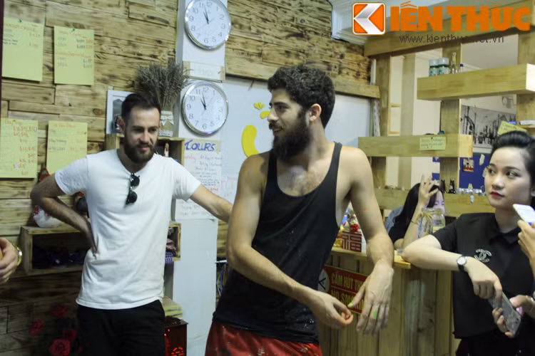 Ở Gà Hostel, những người thiết kế còn để riêng một không gian bếp chung để cho các khách du lịch có thể tự nấu đồ ăn sáng theo cách của họ và đây cũng chính là điều khiến nơi đây được nhiều người nhận xét chẳng khác gì ngôi nhà họ từng ở.