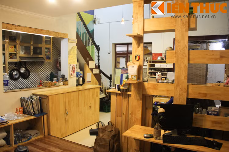 Được làm nên từ những tấm gỗ đóng thùng hàng (Panel) được xử lý kỹ, ngôi nhà chàng Tây Scott Matt đang thuê tại Hà Nội mang đầy vẻ ấp cúng và đặc biệt là giúp tiết kiệm về chi phí. Thêm vào đó, việc chia không gian hợp lý khiến ngôi nhà nhỏ trong ngõ sâu của phố cổ này trở nên rộng rãi và khá tiện nghi.