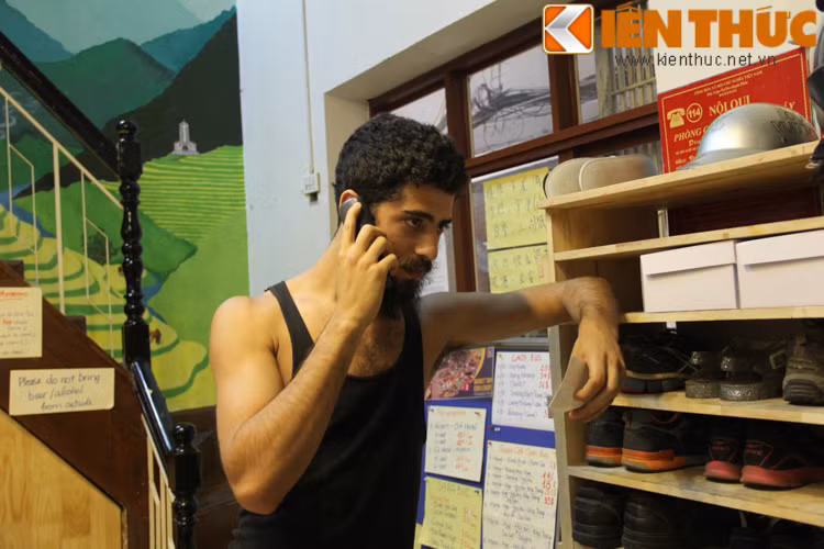 Hiện tại ngoài công việc tiếp tục sơn sửa con ngõ 50 Hàng Bạc thì Scott Matt cũng tham gia giảng dạy tại một trung tâm tiếng Anh tại Hà Đông, cách nơi chàng trai này sinh sống hơn 10km.