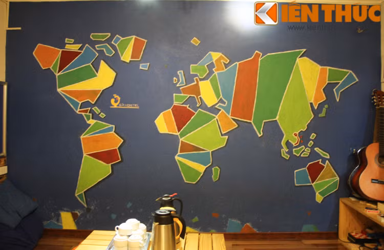 Cũng theo chia sẻ của chị Hoài Thương, tất cả những họa tiết ở Gà Hostel nơi anh chàng Scott Matt đang sinh sống đều được những vị khách trước đây trang trí, từ những mảng tường màu sắc cho tới những đoạn cầu thang để dẫn tới phòng ngủ.