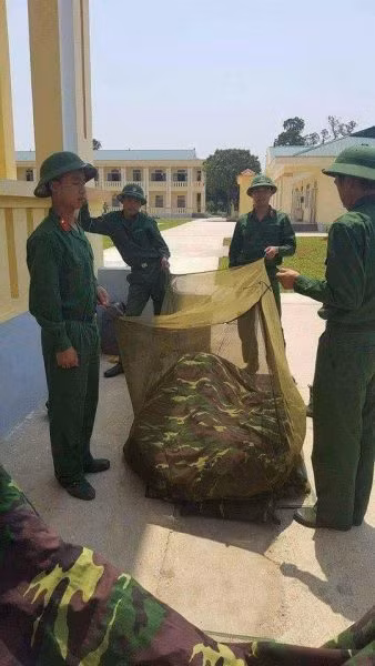 Mới đây trên mạng xã hội, rất nhiều những bức ảnh về những hình phạt bá đạo trong thời gian đi nghĩa vụ quân sự được dân mạng tổng hợp và bên cạnh đó là những câu chuyện hết sức buồn cười.