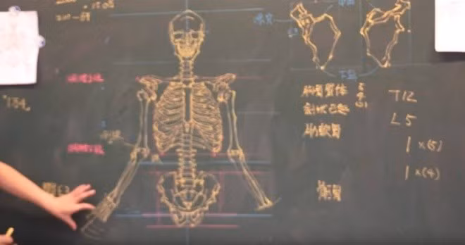 Họa sĩ Zhong Quanbin khá nổi tiếng với những tác phẩm hội họa đẹp và mang phong cách nghệ thuật đặc biệt, nhất là anh còn là một thầy giáo mỹ thuật với khả năng vẽ giải phẫu siêu việt.