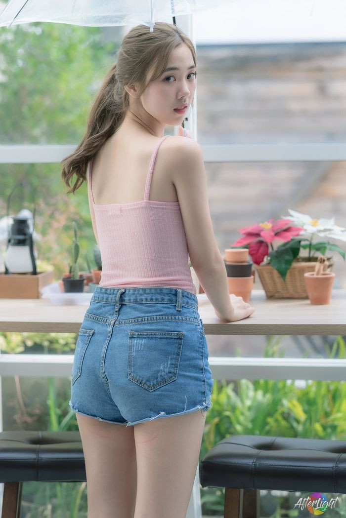 Ở mọi góc nhìn, Nilawan Iamchuasawad đều vô cùng cuốn hút khiến bất cứ ai cũng phải nán lại để ngắm nhìn.