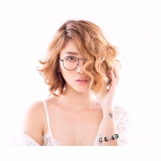 Cũng giống như những người đồng nghiệp làm MC của VTV, MC Yumi Dương lựa chọn những hình xăm đẹp, nghệ thuật để tô điểm cho cơ thể thêm phần quyến rũ.