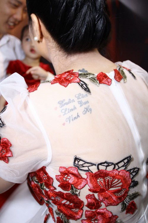 Ốc Thanh Vân đã xăm hình một chú rùa nhỏ, biệt danh của ông xã phía sau gáy để thể hiện tình cảm với người bạn đời của mình. Đồng thời, cô cũng xăm tên của 3 nhóc tì dễ thương của cô ở phần trên lưng.