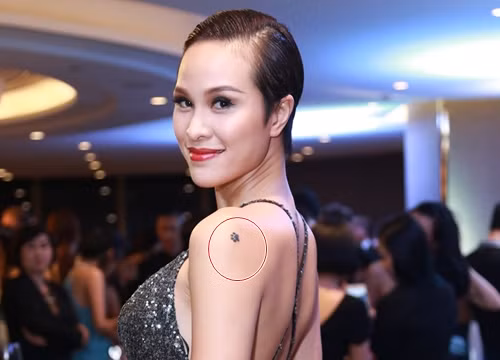 Nữ MC xinh đẹp Phương Mai sở hữu hình xăm dọc sống lưng với ý nghĩa “Ngọc trong sen, Phật trong tâm”.