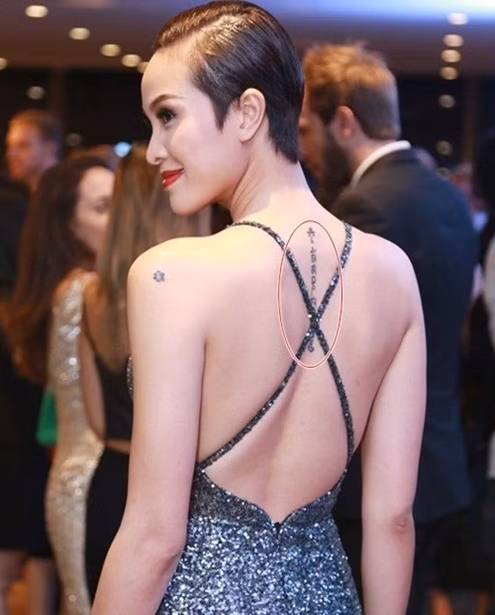 Ngoài ra nữ MC này còn sở hữu một hình xăm nhỏ bả vai. Cô thường xuyên diện những chiếc váy “hở bạo” nhằm khoe khéo vóc dáng siêu mẫu và những hình tượng ý nghĩa được ghi dấu trên cơ thể.