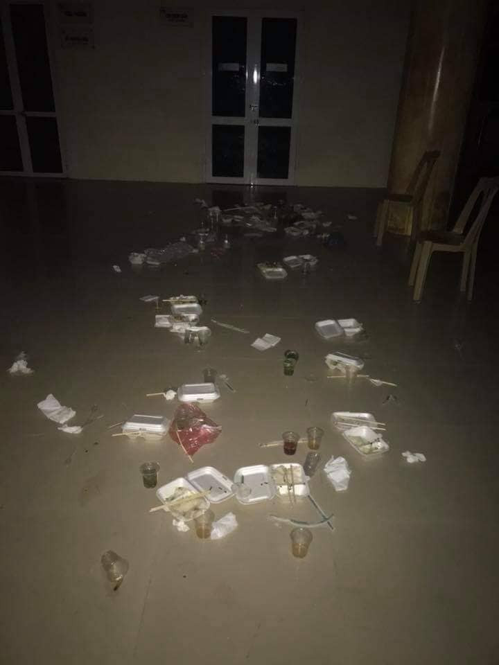 Bãi chiến trường trước sảnh VFF được những thương binh và các đối tượng quá khích để lại sau một ngày "cắm trại".