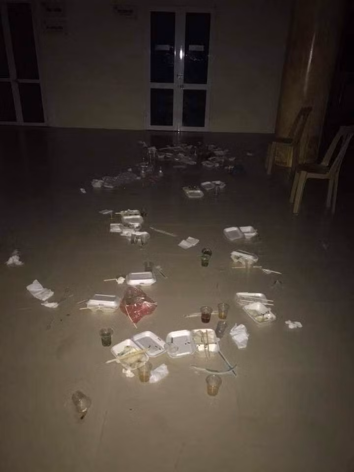 Bãi chiến trường trước sảnh VFF được những thương binh và các đối tượng quá khích để lại sau một ngày "cắm trại".