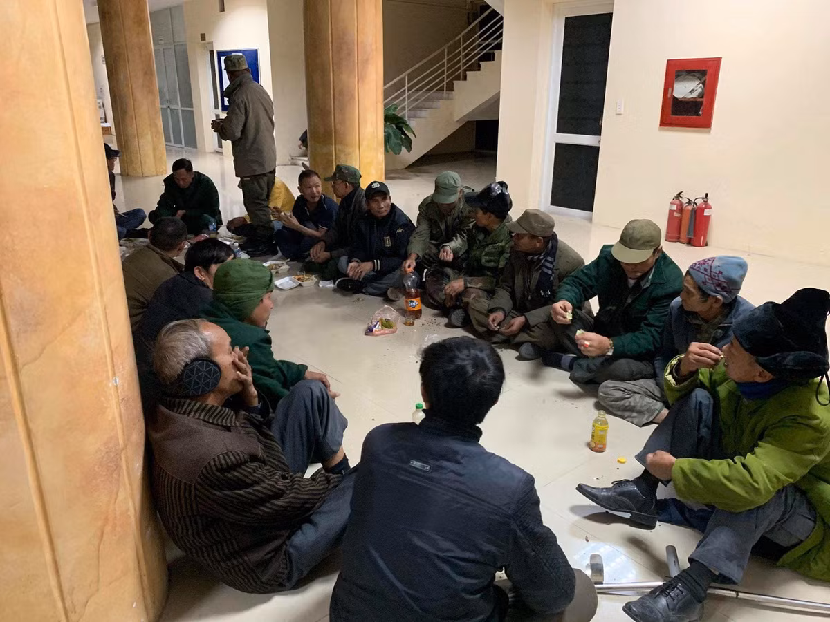 Cụ thể, trong sáng hôm qua 10/12, hàng trăm thương binh đã có mặt tại VFF số 1 Lê Quang Đạo, vượt rào, phá cửa để đòi được mua vé trận chung kết AFF Cup trên SVĐ QG Mỹ Đình nhưng không được lãnh đạo LĐBĐ Việt Nam chấp nhận vì nhiều lý do.