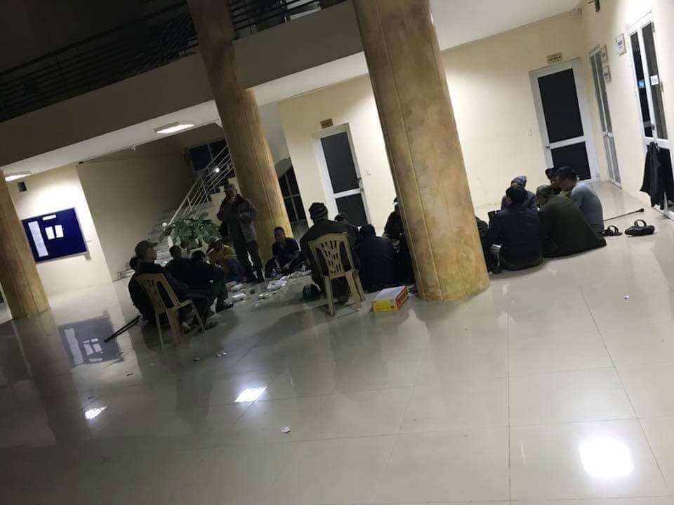 Cụ thể trong công văn hỏa tốc, lãnh đạo LĐBĐ Việt Nam có viết rằng một số thương binh cũng như các đối tượng giả thương binh tụ tập, gây rối làm mất trật tự tại trụ sở VFF đòi yêu sách phải bán vé trận chung kết AFF Cup 2018 khiến hoạt động làm việc của cơ quan LĐBĐ Việt Nam bị ảnh hưởng rất nhiều.