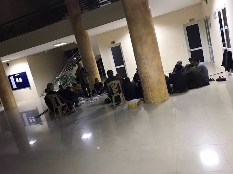 Cụ thể trong công văn hỏa tốc, lãnh đạo LĐBĐ Việt Nam có viết rằng một số thương binh cũng như các đối tượng giả thương binh tụ tập, gây rối làm mất trật tự tại trụ sở VFF đòi yêu sách phải bán vé trận chung kết AFF Cup 2018 khiến hoạt động làm việc của cơ quan LĐBĐ Việt Nam bị ảnh hưởng rất nhiều.