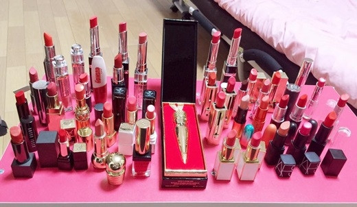 Thỏi son tiền triệu của Minh Thư do người yêu cũ tặng vẫn được cô bạn hàng ngày lôi ra ngắm và lau chùi.