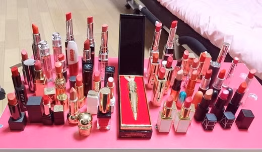 Thỏi son tiền triệu của Minh Thư do người yêu cũ tặng vẫn được cô bạn hàng ngày lôi ra ngắm và lau chùi.