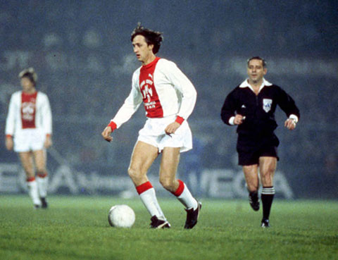 Cố danh thủ Cruyff từng giành được chức VĐQG ở Hà Lan và Tây Ban Nha trên cả cương vị cầu thủ cũng như HLV. Tuy nhiên, sự nghiệp quốc tế của ông không thực sự suôn sẻ khi không có được bất cứ danh hiệu nào, dù ghi được 33 bàn thắng sau 48 trận được ra sân.