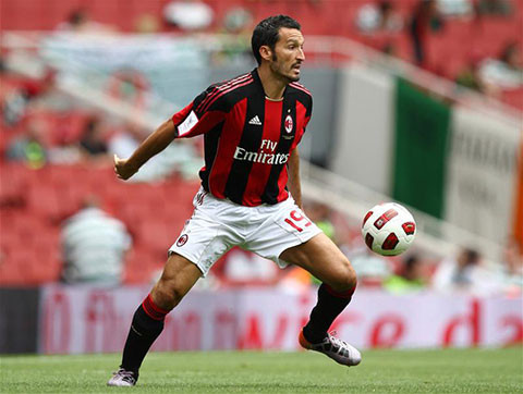 Trong sự nghiệp thi đấu của mình, Zambrotta từng có đầy đủ vinh quang với CLB Juventus, ông cũng từng vô địch thế giới với ĐT Italy. Nhưng tại tất cả những lần tham dự Euro huyền thoại này chỉ dành danh hiệu Á quân năm 2000.