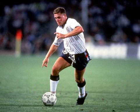 Paul Gascoigne được đánh giá là một trong những tiền vệ tài năng nhất trong lịch sử bóng đá Anh. Với 10 bàn thắng sau 57 trận khoác áo của Tam Sư, huyền thoại này chỉ có thể giúp ĐTQG nước này cán đích ở vị trí thứ 4 tại World Cup 1990 và vào bán kết Euro 1996 được tổ chức tại quê nhà.