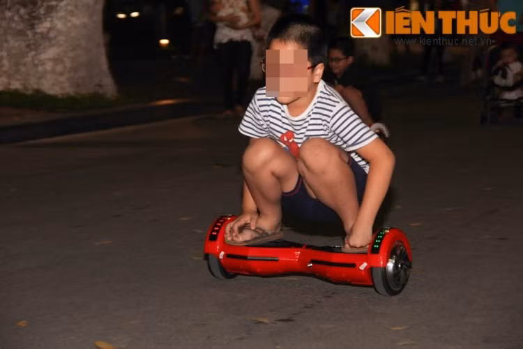 Nhưng nhiều bạn trẻ đến phố đi bộ không chỉ dùng xe điện cân bằng để trượt mà còn lượn lách và biểu diễn “xiếc” gây nguy hiểm cho người xung quanh.